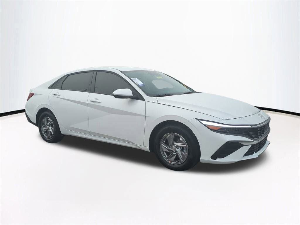 New 2026 Hyundai Elantra SE image 2