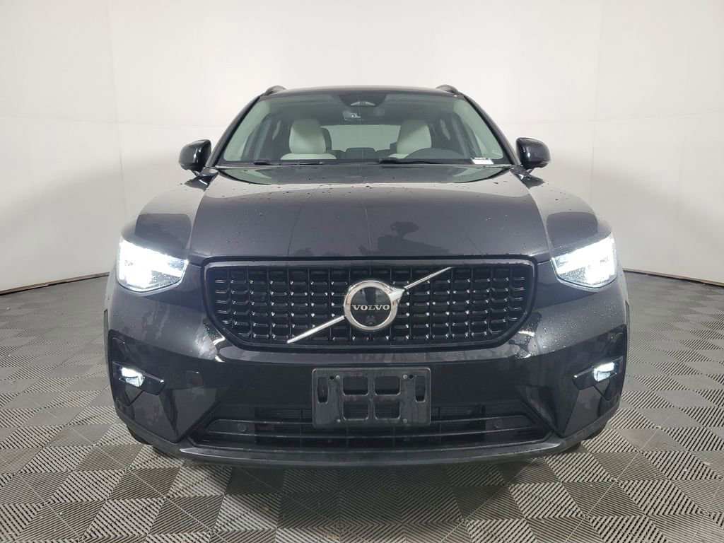 Used 2023 Volvo XC40 B5 Plus w/ Driver Assist Package image 2