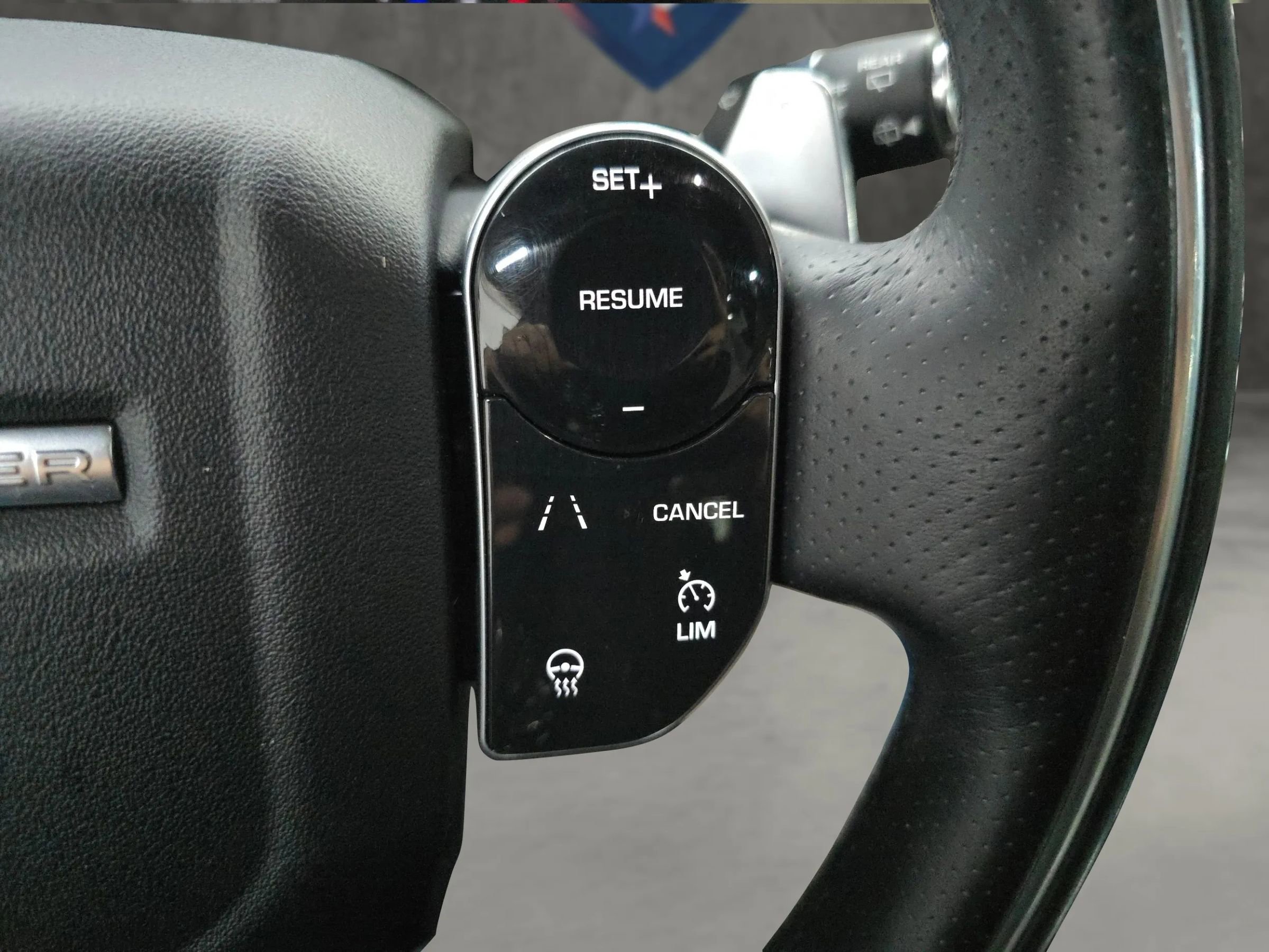 Used 2018 Land Rover Range Rover Velar R-Dynamic SE image 27