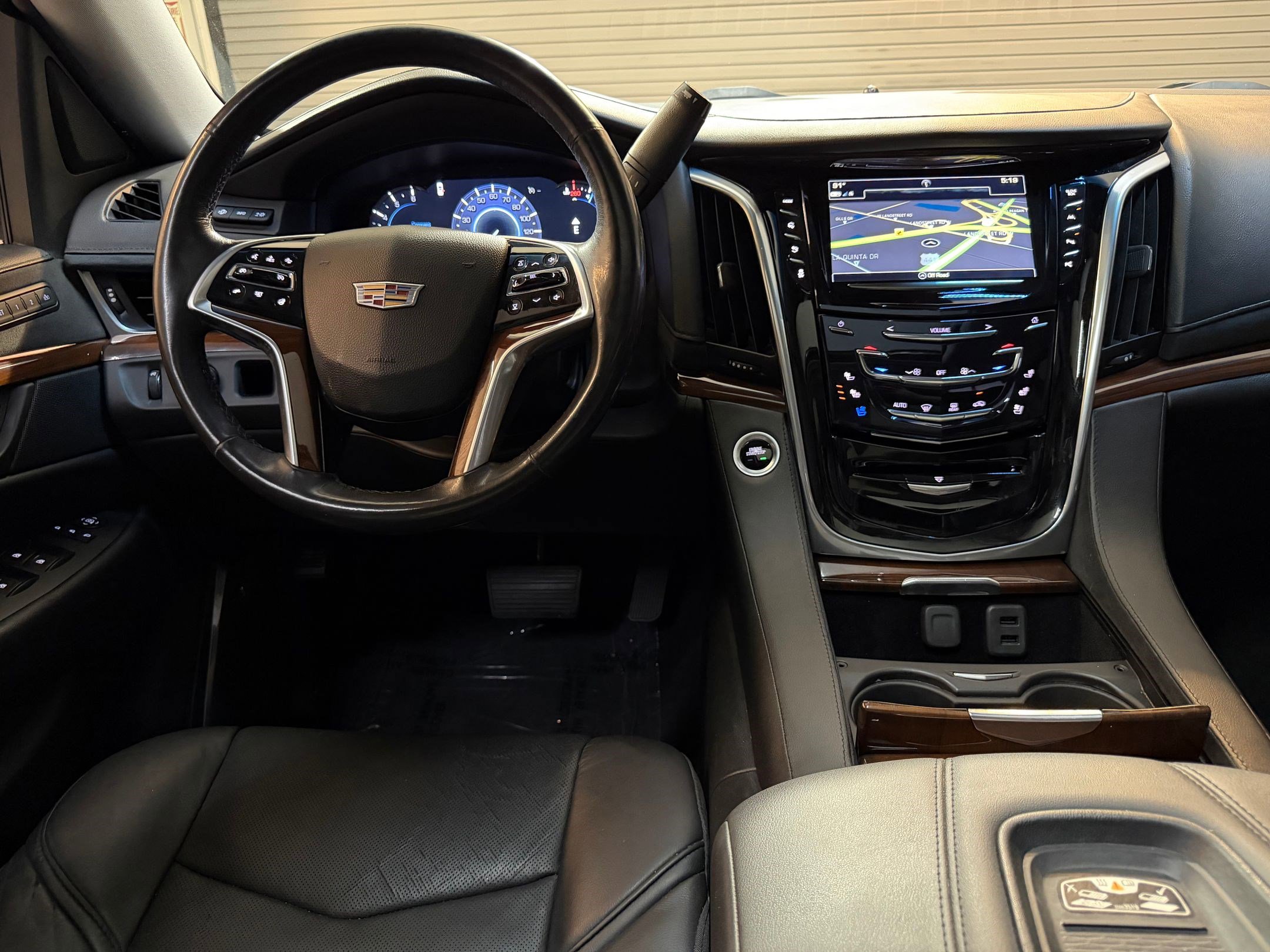 Used 2018 Cadillac Escalade Luxury RWD image 4
