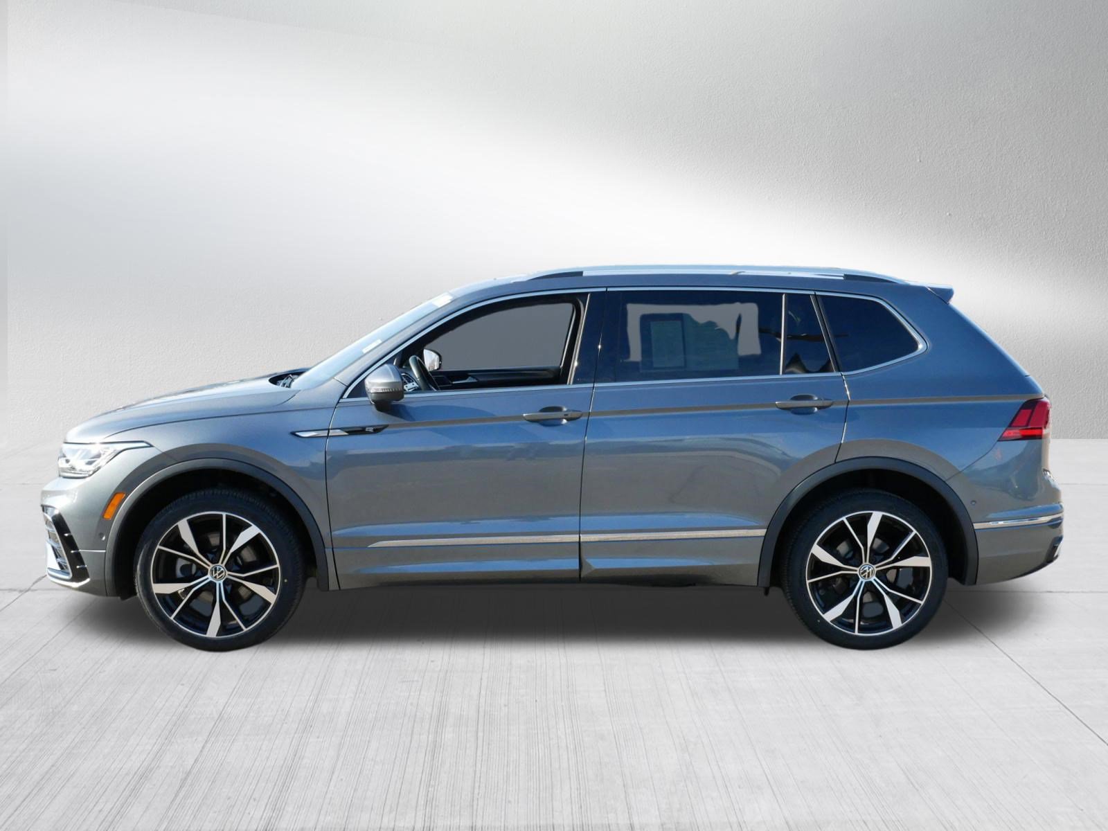 Used 2024 Volkswagen Tiguan SEL R-Line image 4