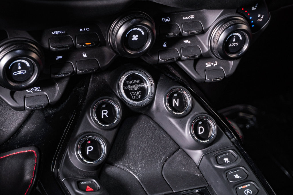 Used 2019 Aston Martin V8 Vantage Coupe RWD image 31