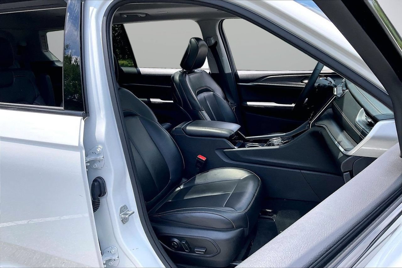 Used 2023 Jeep Grand Cherokee L Limited AWD/4WD image 24