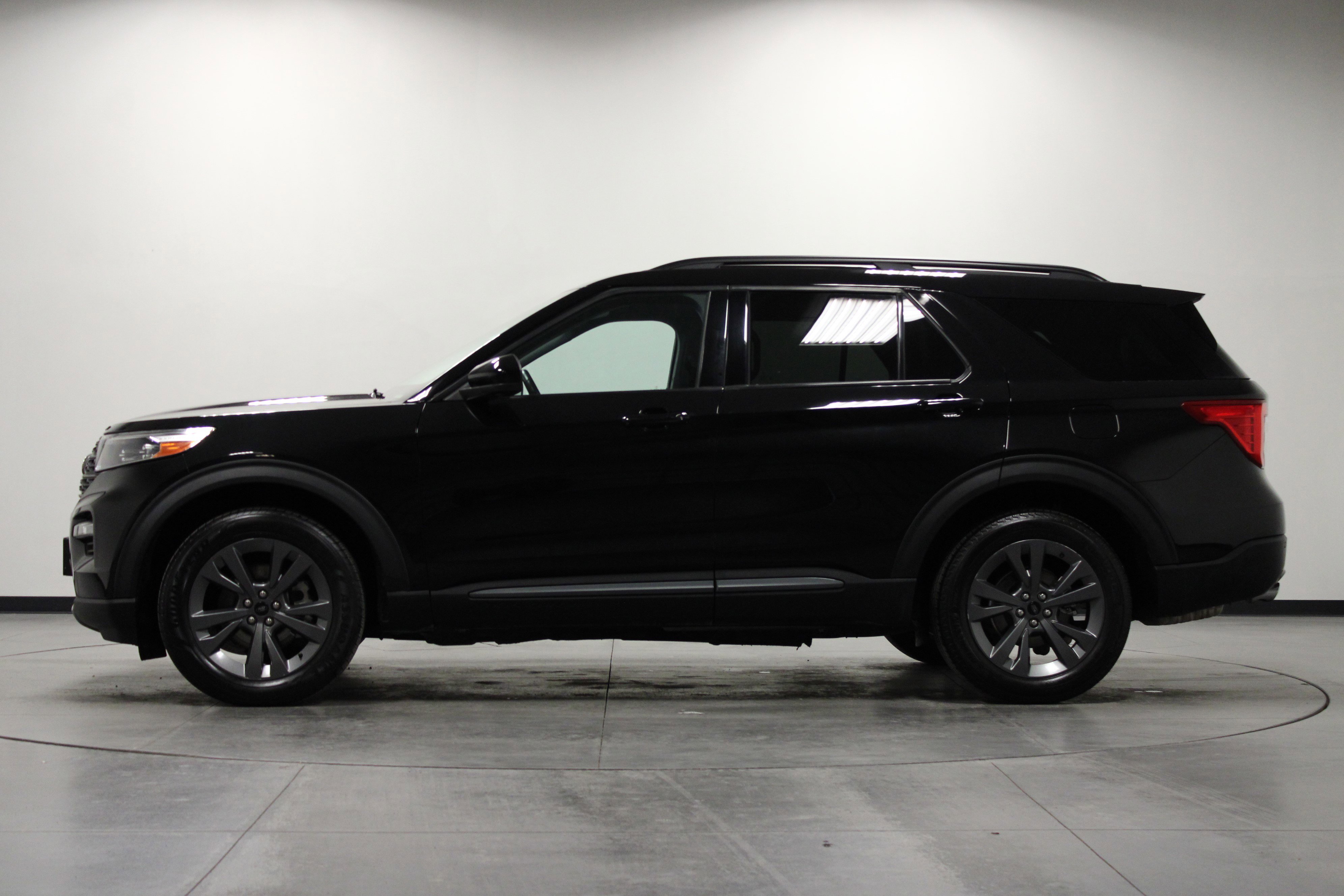 Used 2023 Ford Explorer XLT w/ Equipment Group 202A image 7