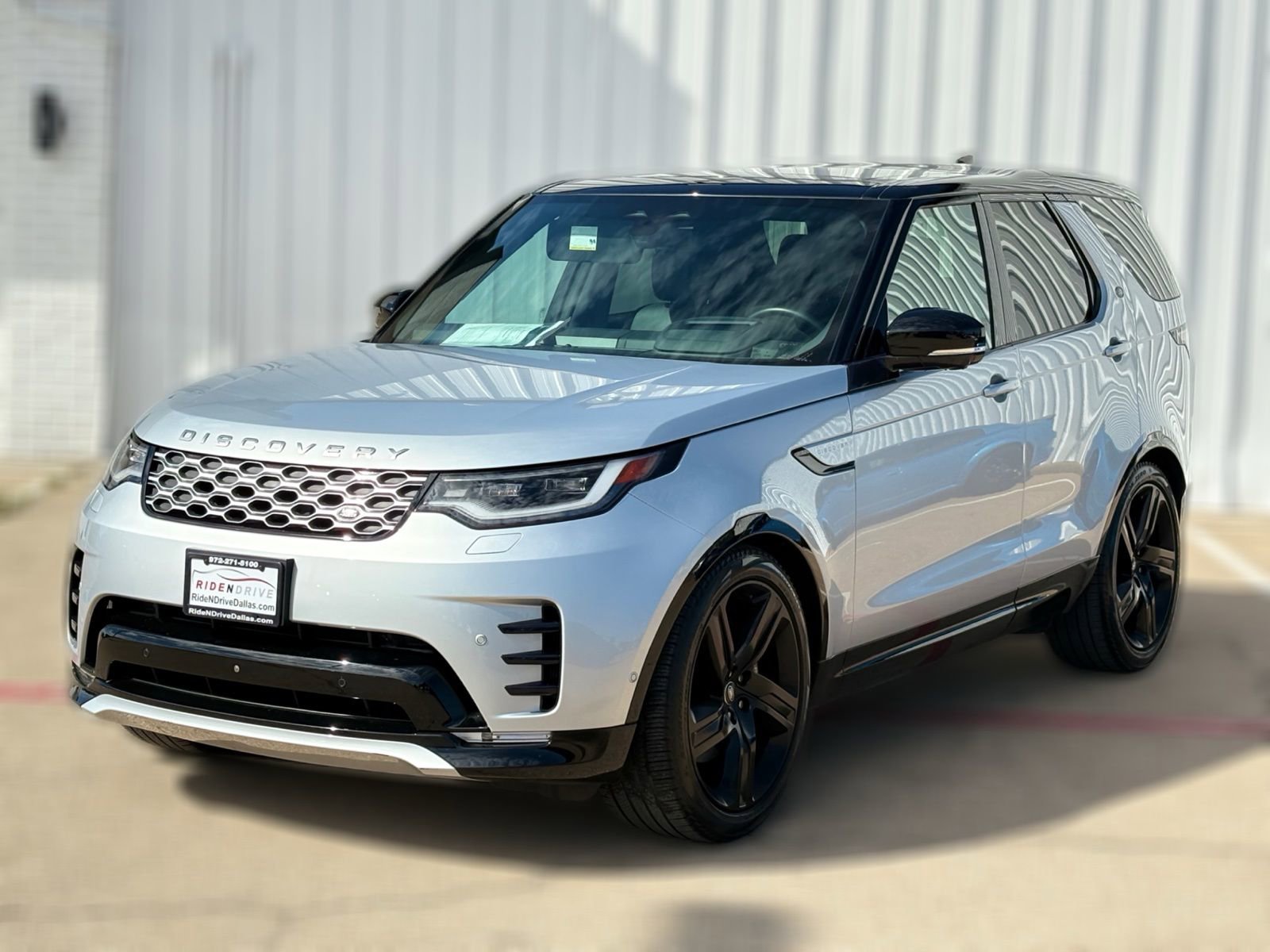 Used 2024 Land Rover Discovery Metropolitan Edition image 3