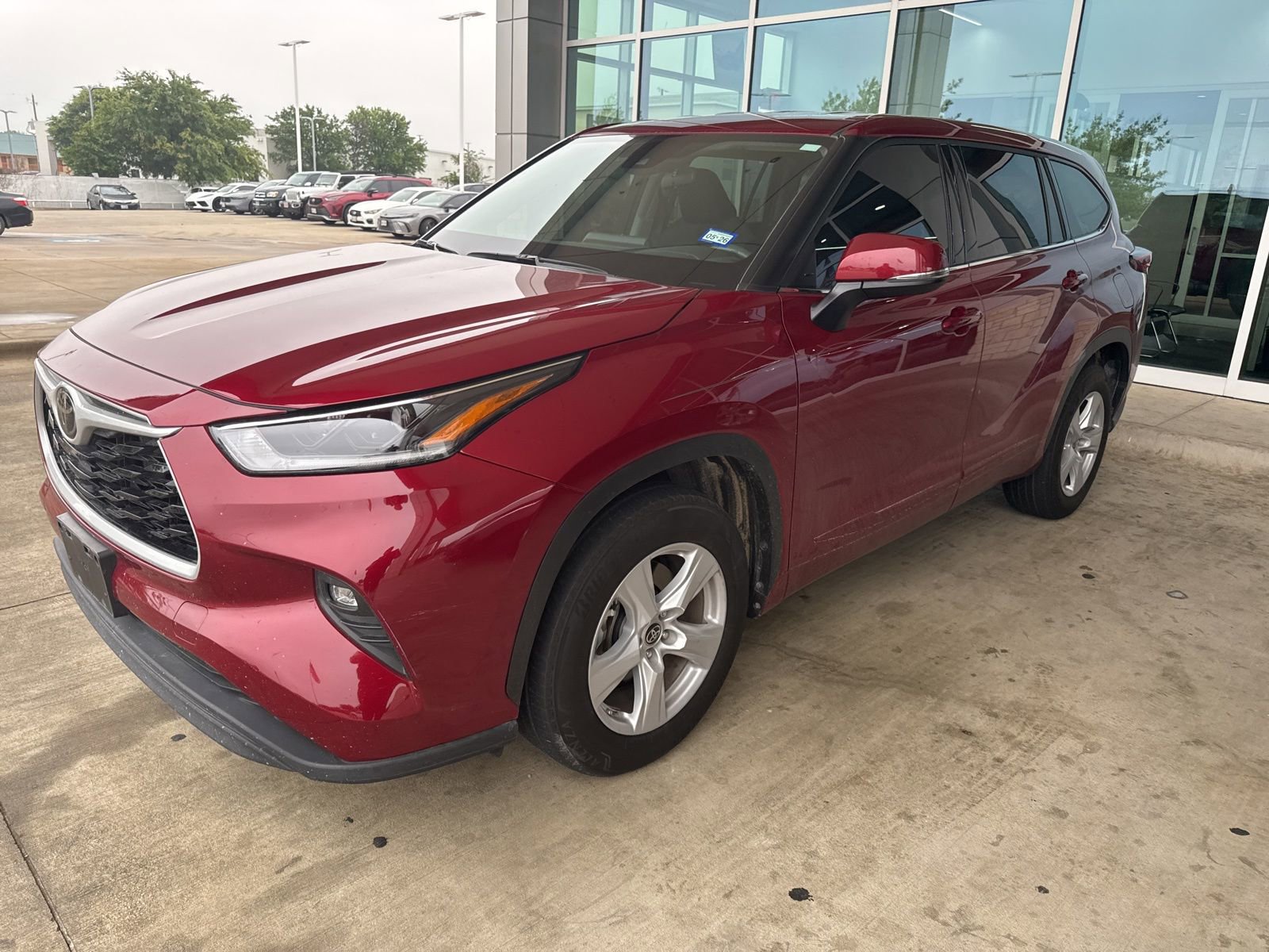 Used 2021 Toyota Highlander LE FWD image 1