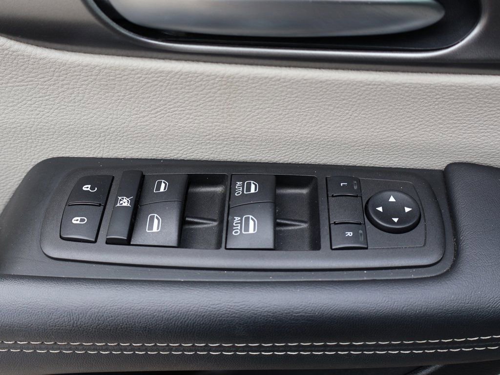Used 2023 Chrysler Pacifica Touring-L FWD image 42