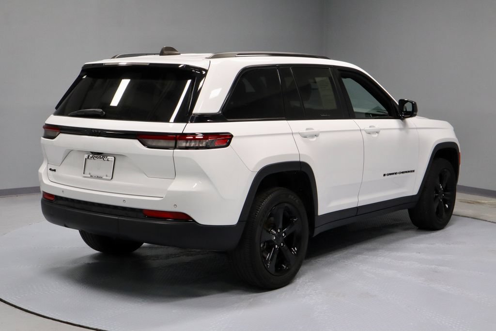 Used 2023 Jeep Grand Cherokee Altitude AWD/4WD image 12