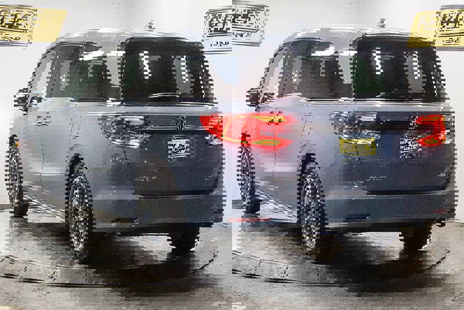 Used 2023 Honda Odyssey Elite image 2