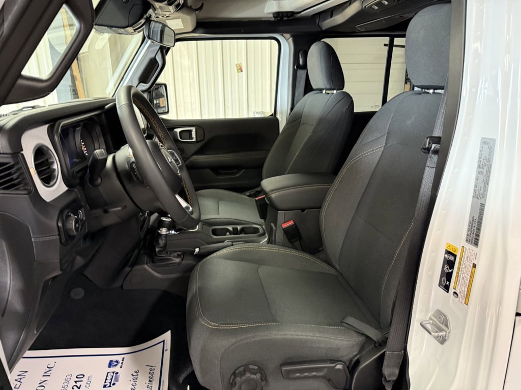 Used 2025 Jeep Wrangler Unlimited Sahara AWD/4WD image 11
