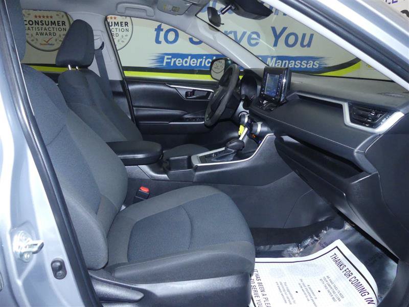 Used 2022 Toyota RAV4 LE AWD/4WD image 6