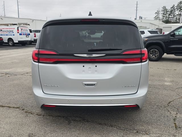 Used 2024 Chrysler Pacifica Limited image 4