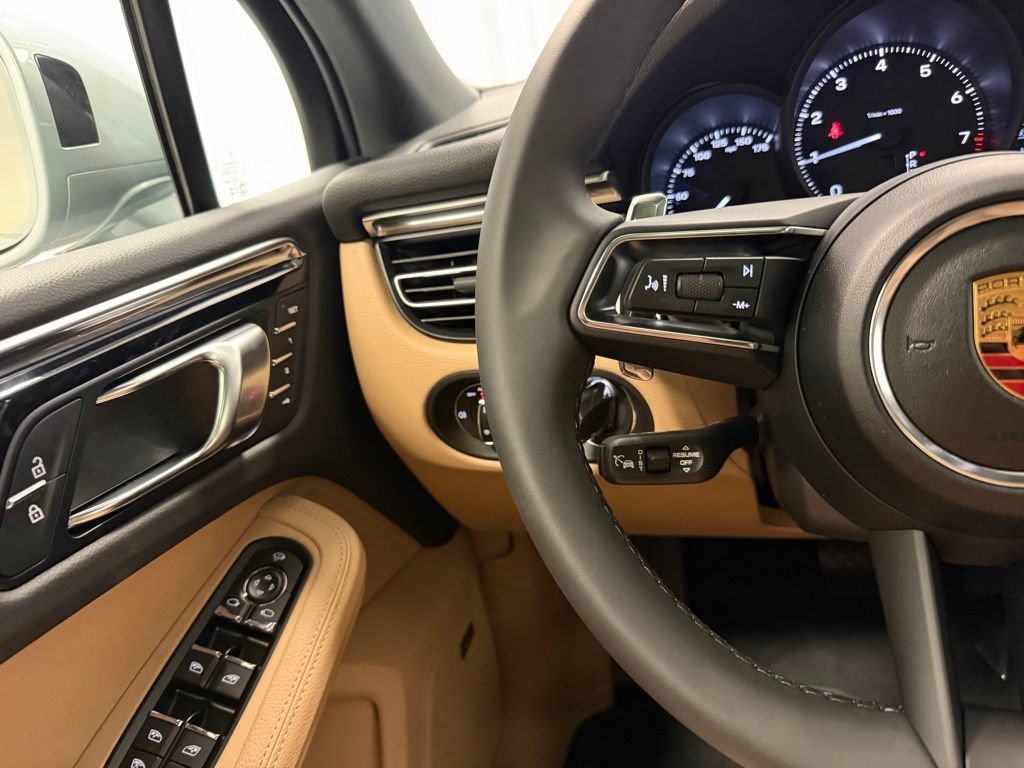 Certified 2026 Porsche Macan AWD/4WD image 15