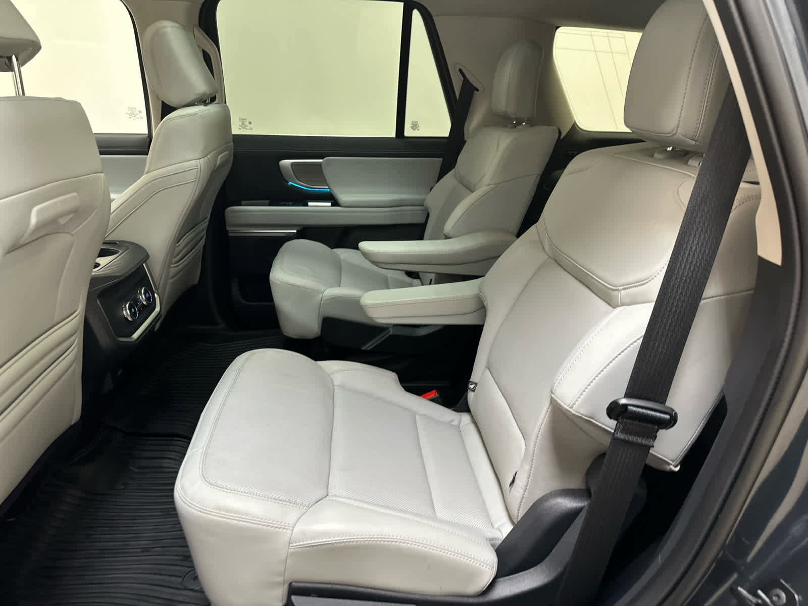 Used 2025 Ford Expedition Platinum image 6