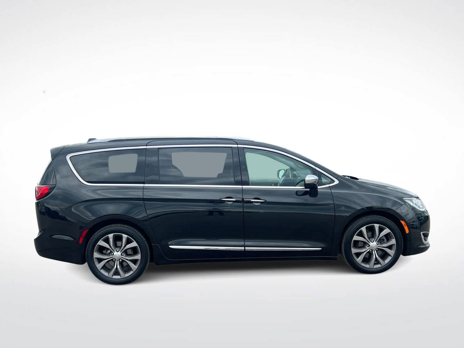 Used 2019 Chrysler Pacifica Limited w/ Tire & Wheel Group FWD image 9