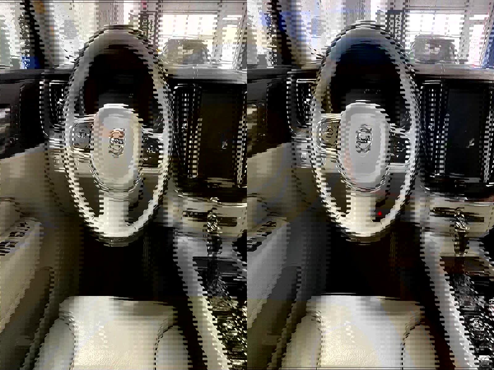 Used 2019 Volvo XC60 T6 Momentum w/ Multimedia Package image 16