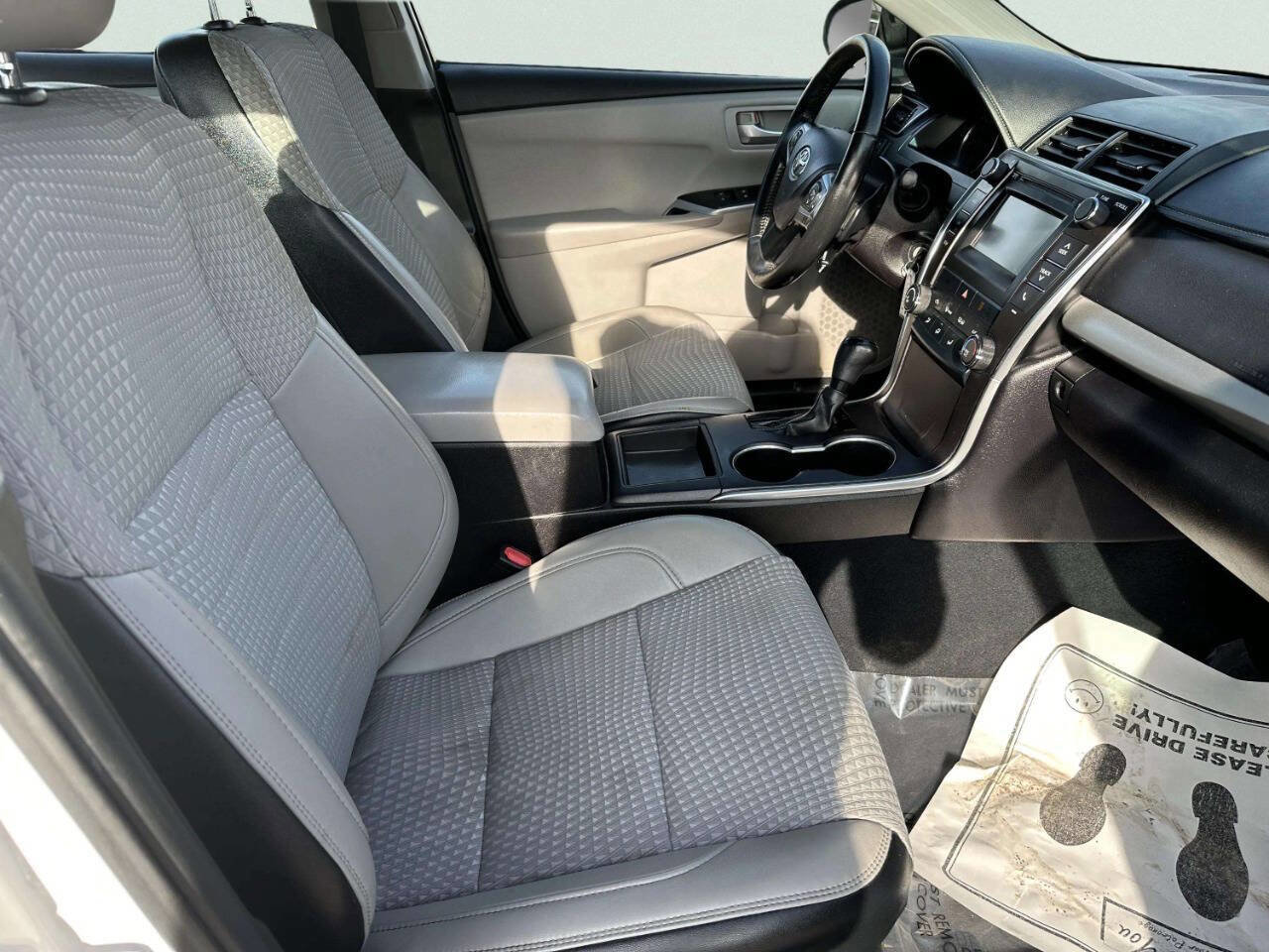 Used 2015 Toyota Camry SE FWD image 16