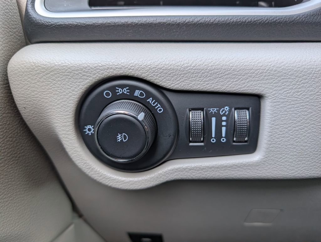 Used 2024 Chrysler Pacifica Touring-L image 35