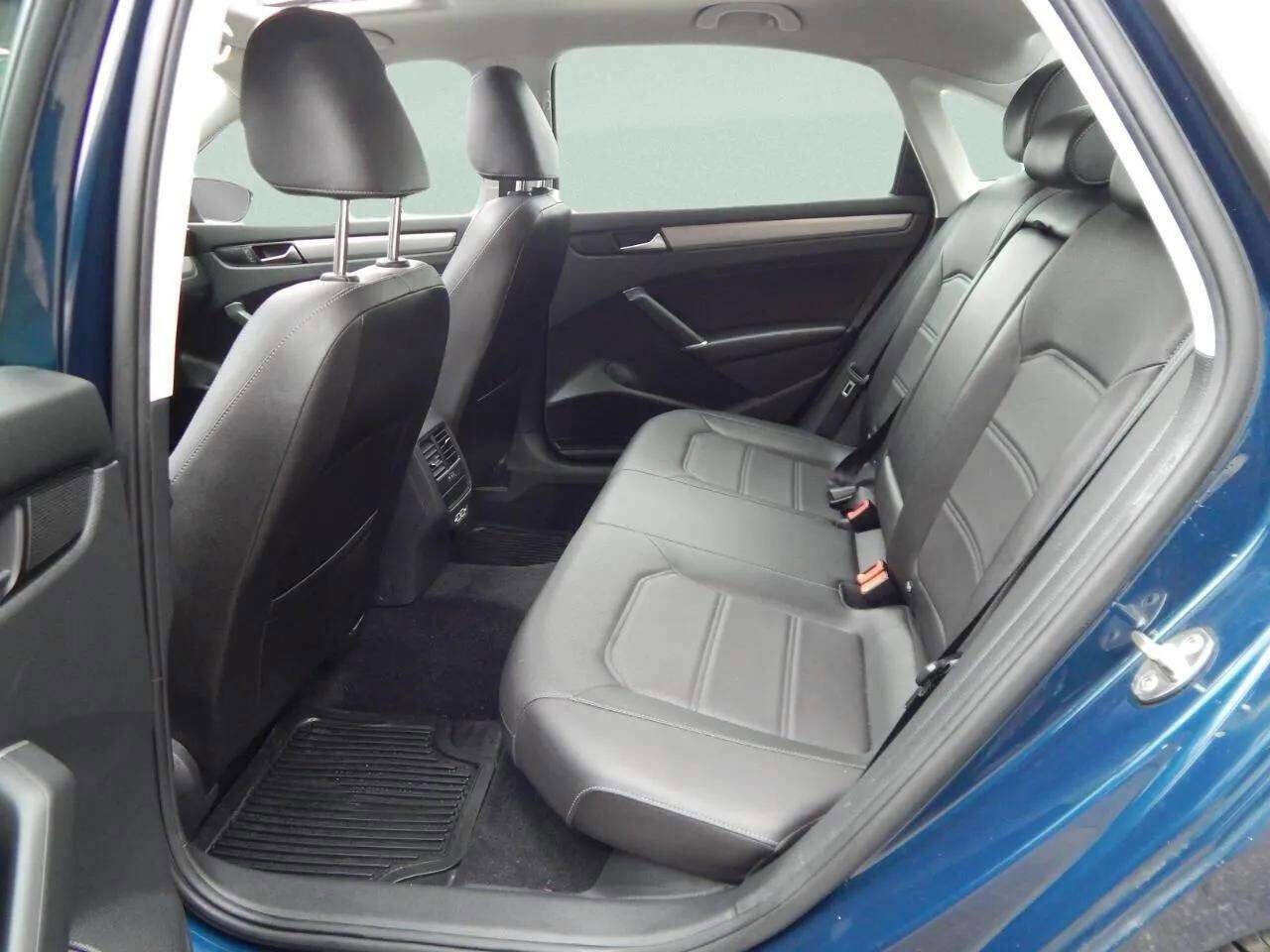Used 2022 Volkswagen Passat 2.0T SE FWD image 31