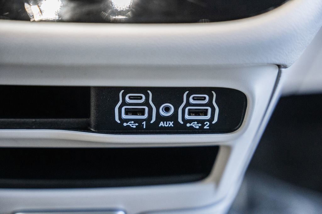 Used 2024 Chrysler Pacifica Touring-L image 30