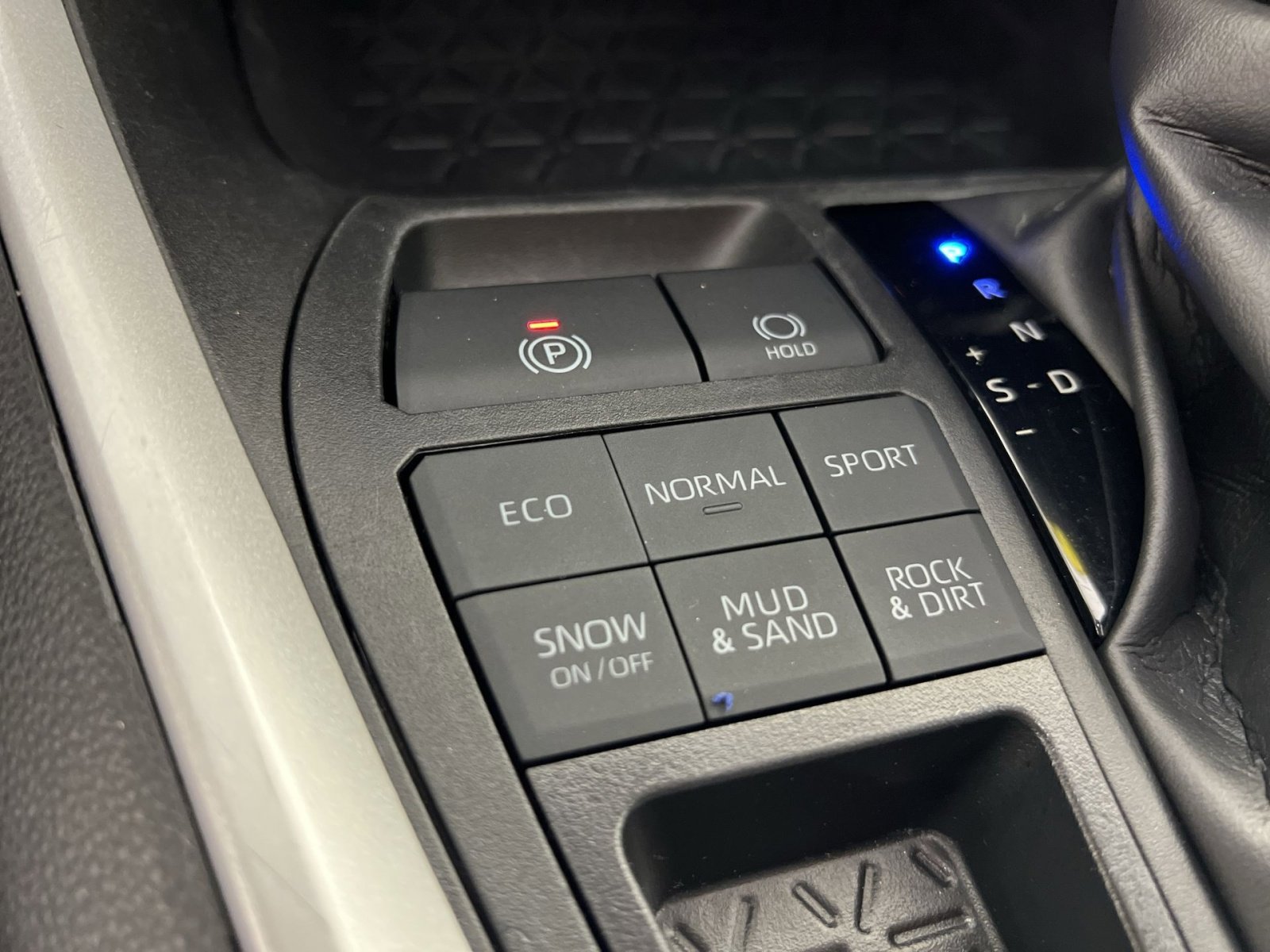 Used 2024 Toyota RAV4 LE image 32