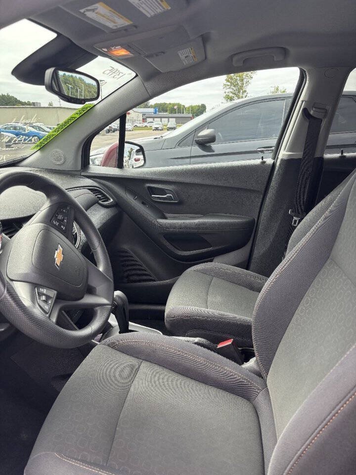 Used 2017 Chevrolet Trax LS w/ Fleet Convenience Package AWD/4WD image 4