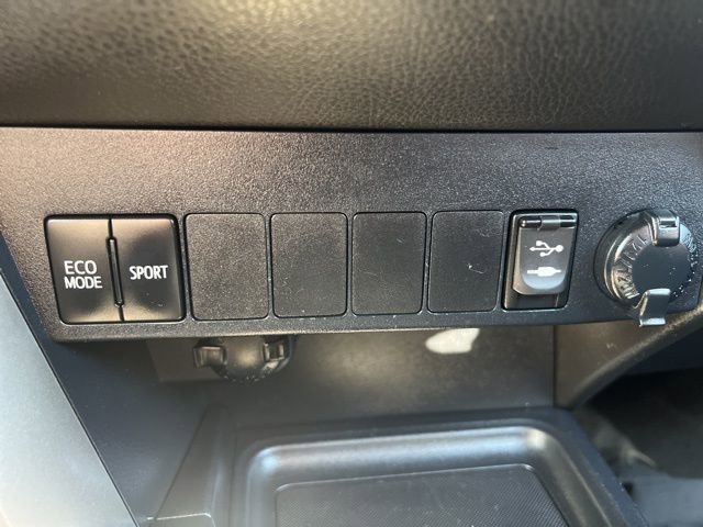 Used 2015 Toyota RAV4 LE image 26