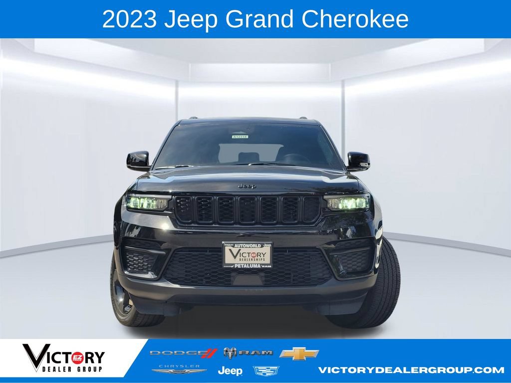 Used 2023 Jeep Grand Cherokee Altitude AWD/4WD image 3