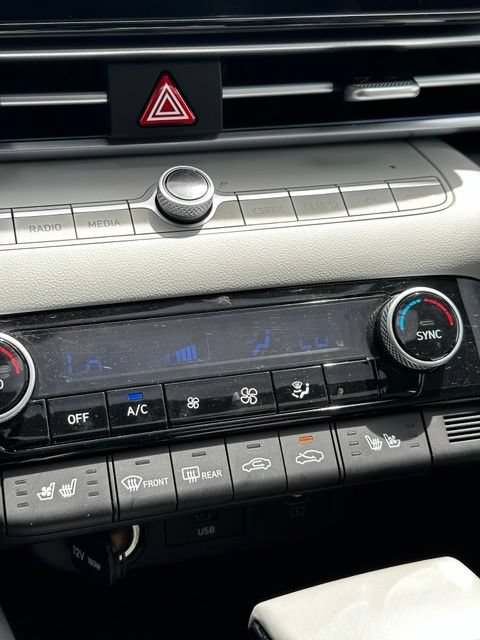 Certified 2025 Hyundai Elantra Limited FWD image 31
