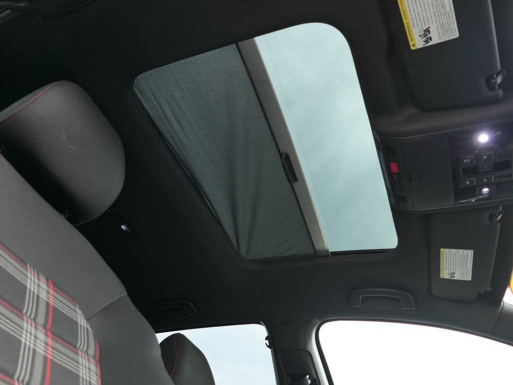 Used 2018 Volkswagen GTI SE image 26