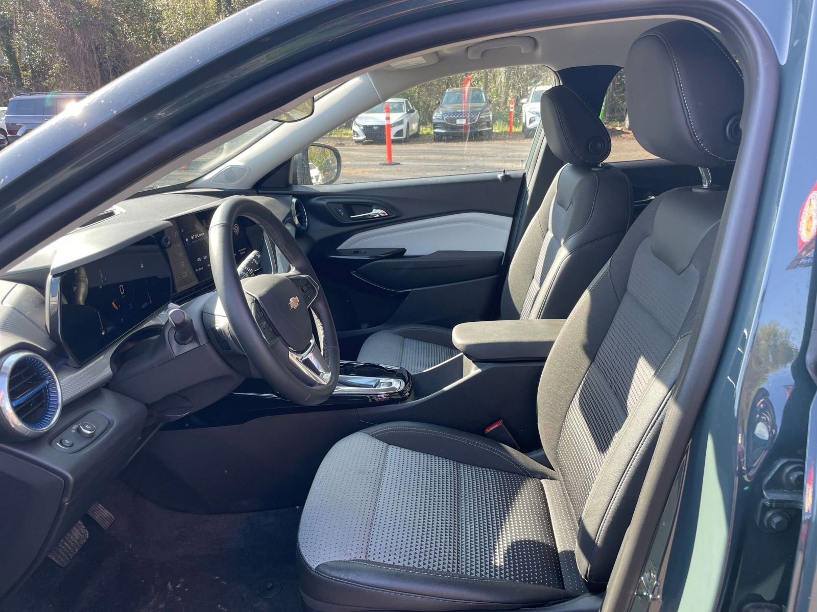 Used 2025 Chevrolet Trax LT w/ LT Convenience Package image 25