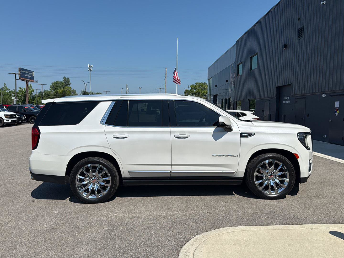 Used 2022 GMC Yukon Denali w/ Denali Premium Package AWD/4WD image 2