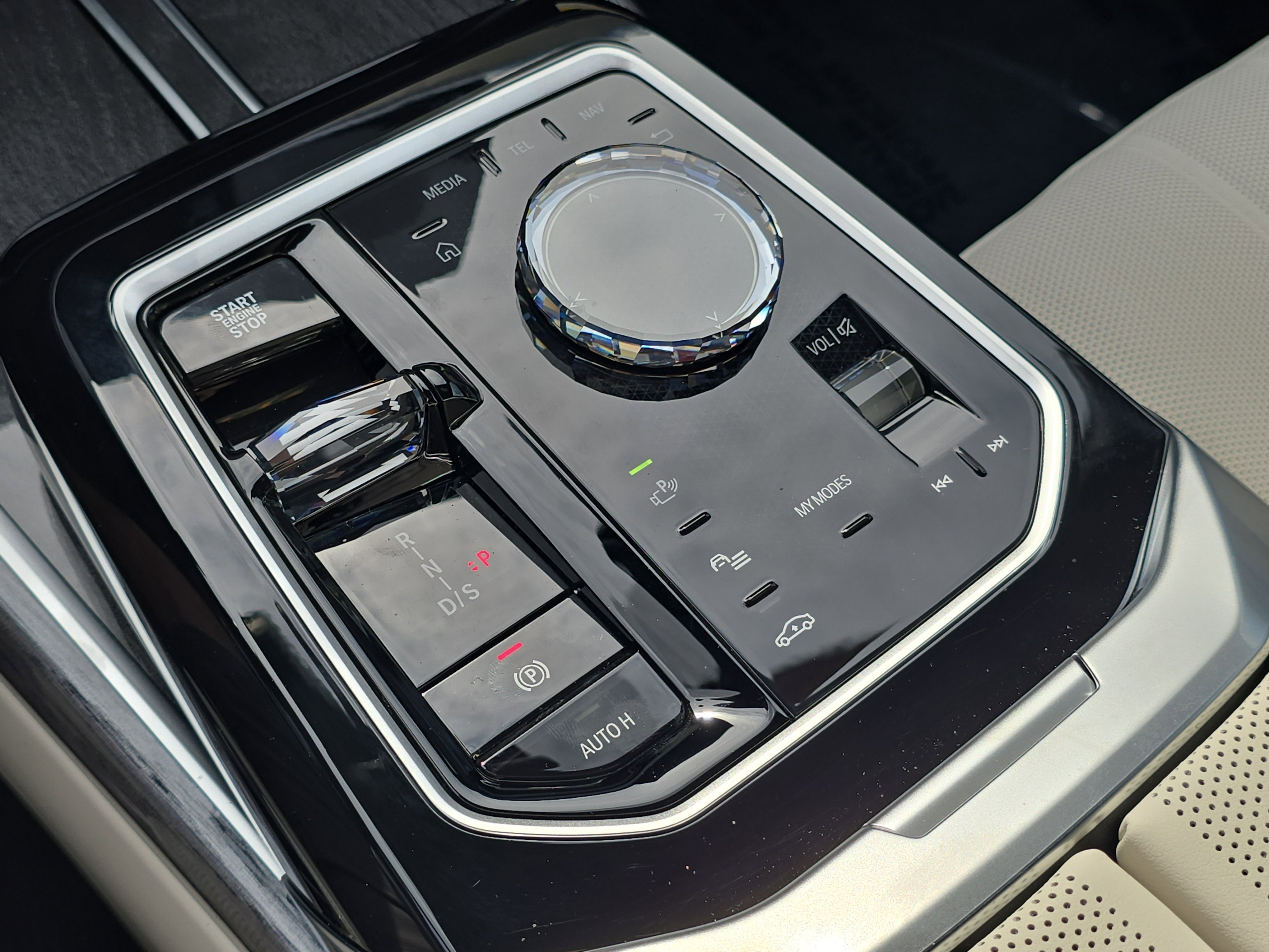 New 2026 BMW 750e xDrive image 28