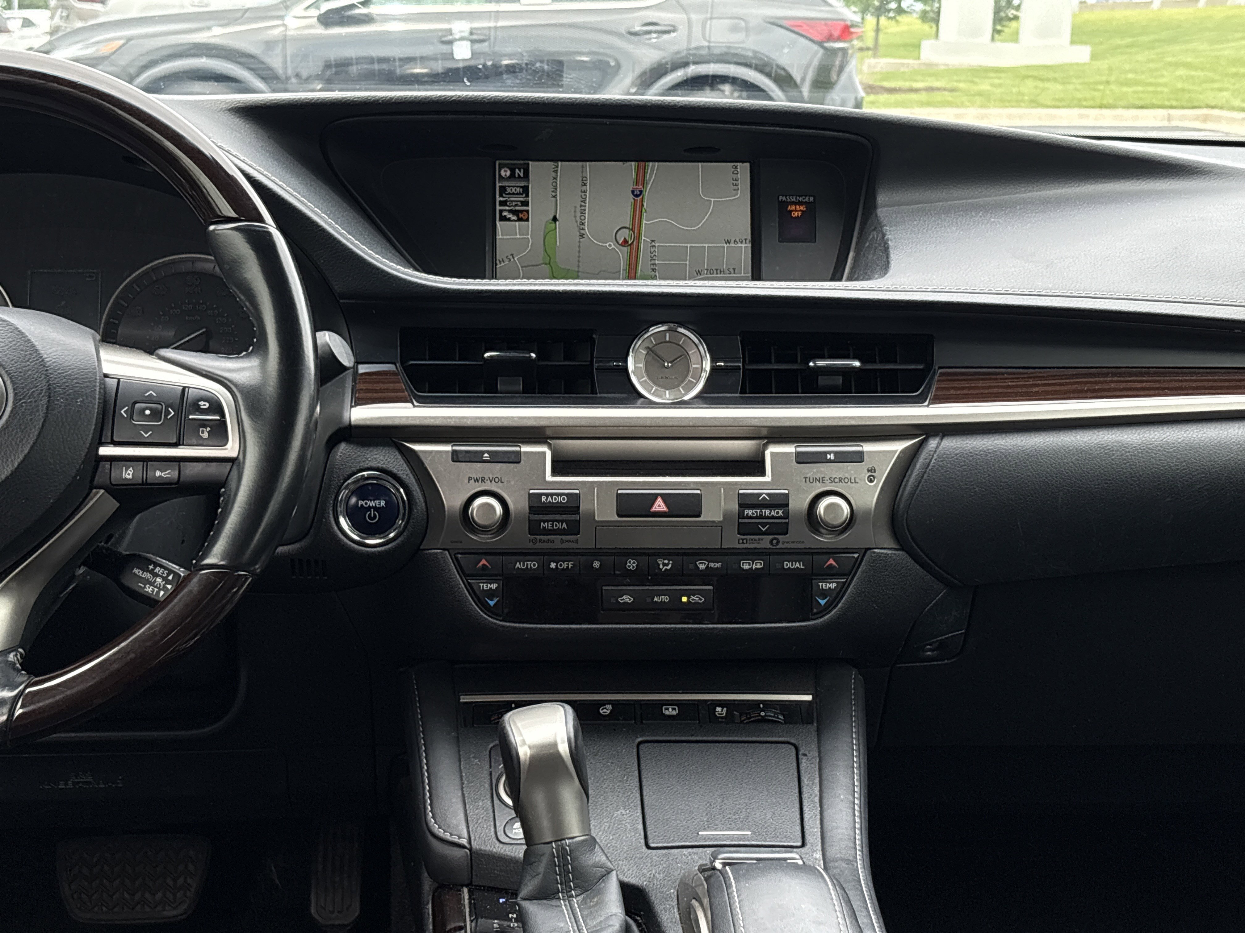 Used 2017 Lexus ES 300h w/ Luxury Package FWD image 32