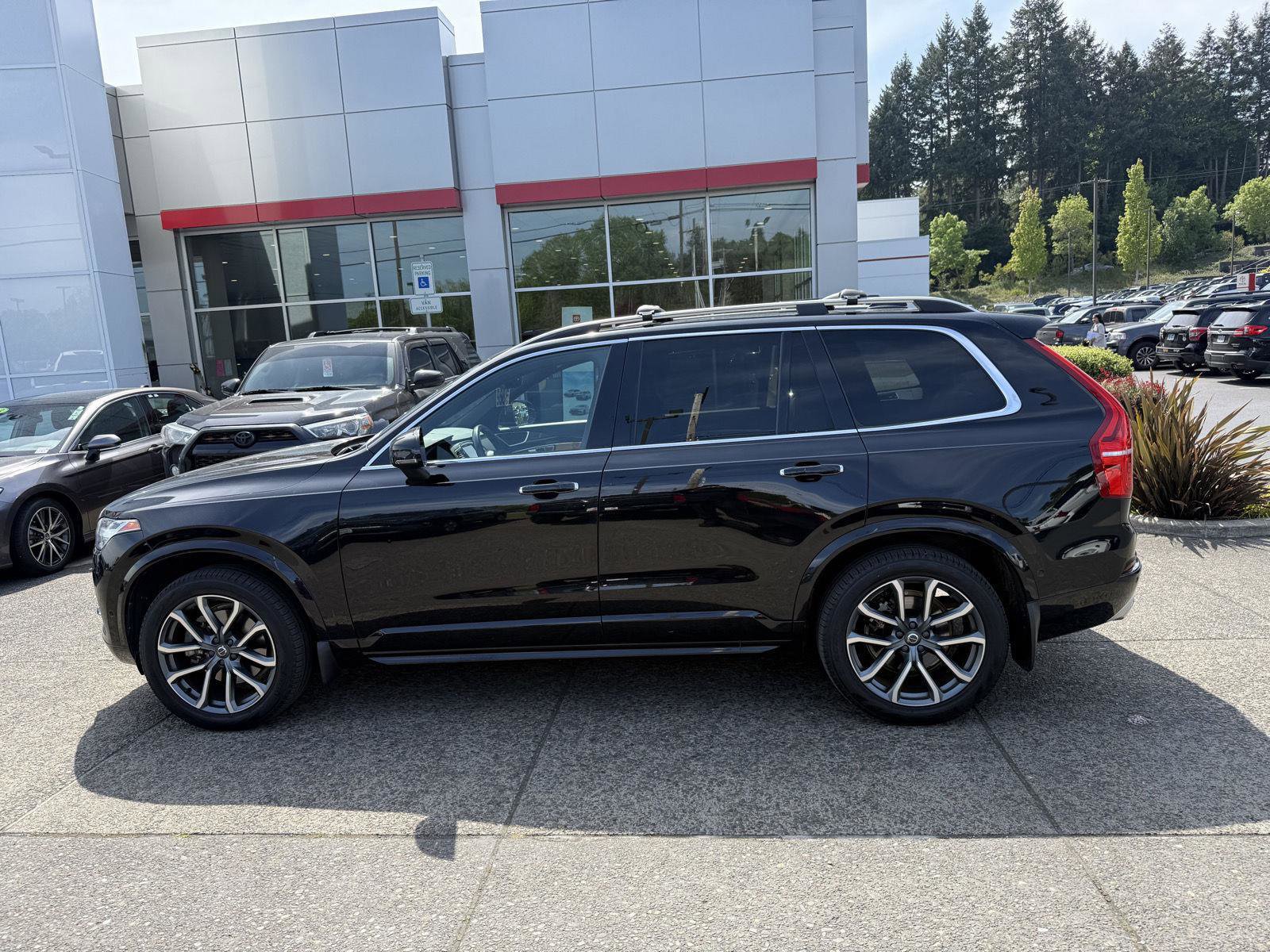 Used 2017 Volvo XC90 T6 Momentum w/ Vision Package AWD/4WD image 2