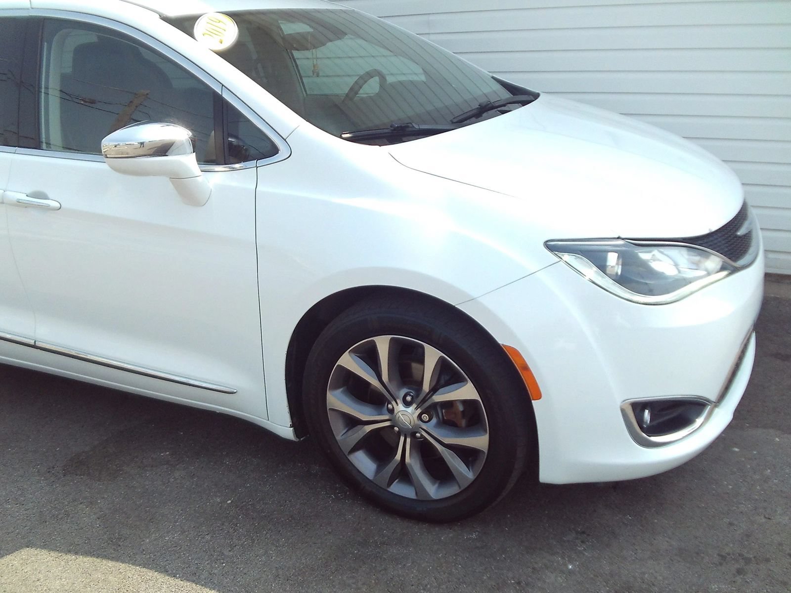 Used 2019 Chrysler Pacifica Limited w/ Tire & Wheel Group FWD image 10