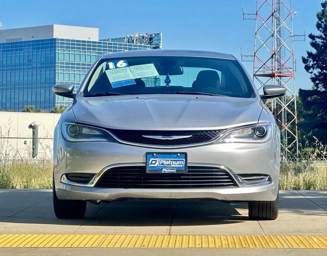 Used 2016 Chrysler 200 Limited FWD image 2
