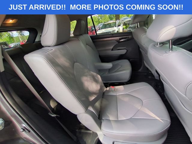Used 2025 Toyota Highlander Limited FWD image 38
