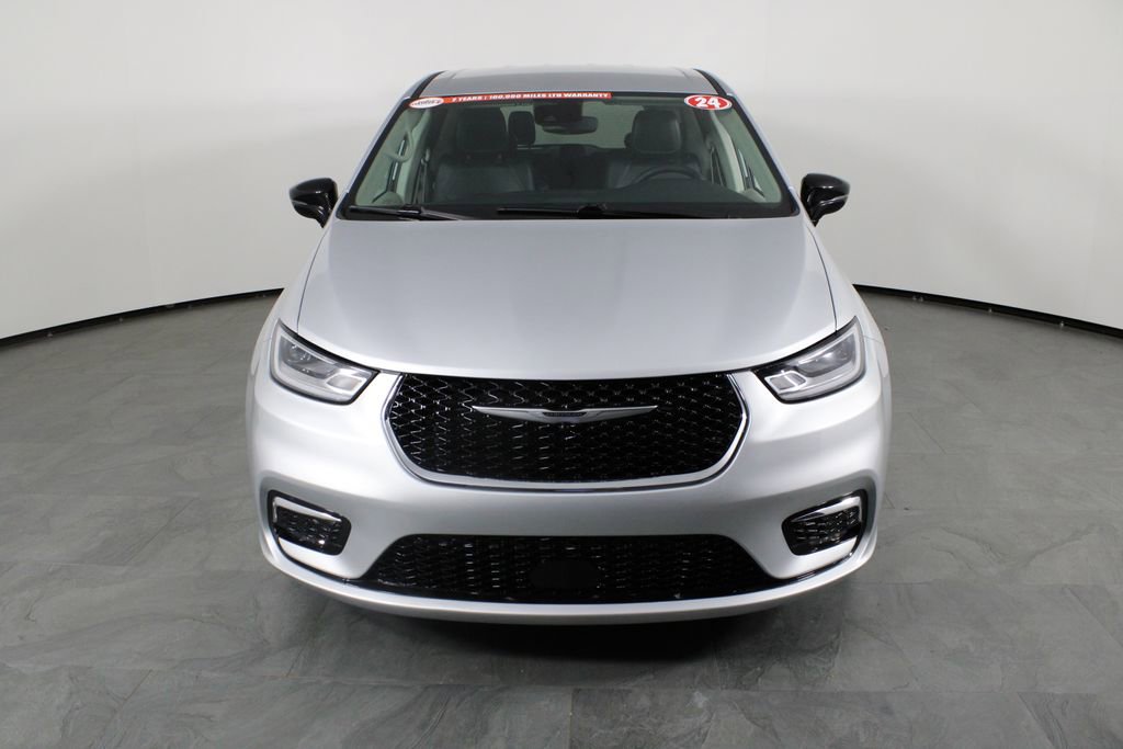 Used 2024 Chrysler Pacifica Touring-L image 11