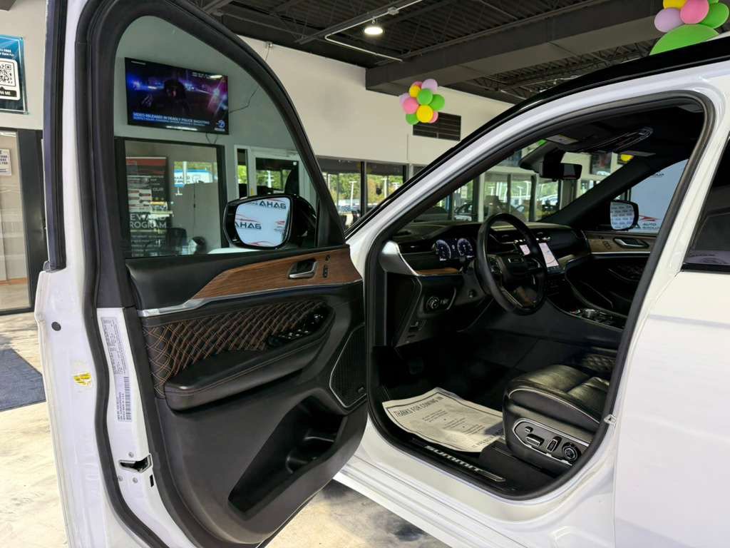 Used 2023 Jeep Grand Cherokee L Summit w/ Advanced Protech Group IV AWD/4WD image 29
