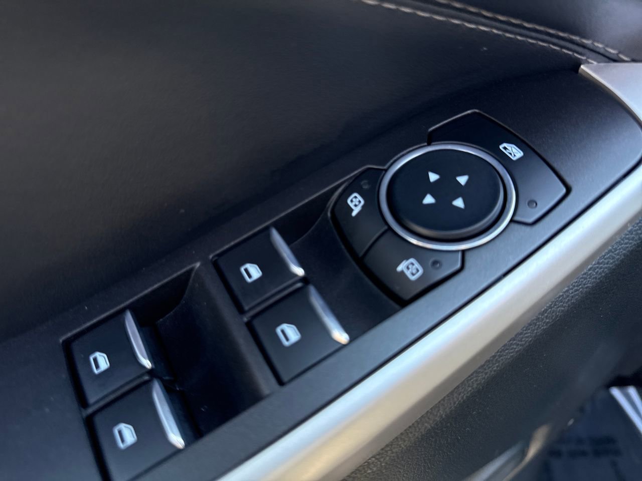 Used 2023 Ford Explorer XLT AWD/4WD image 14