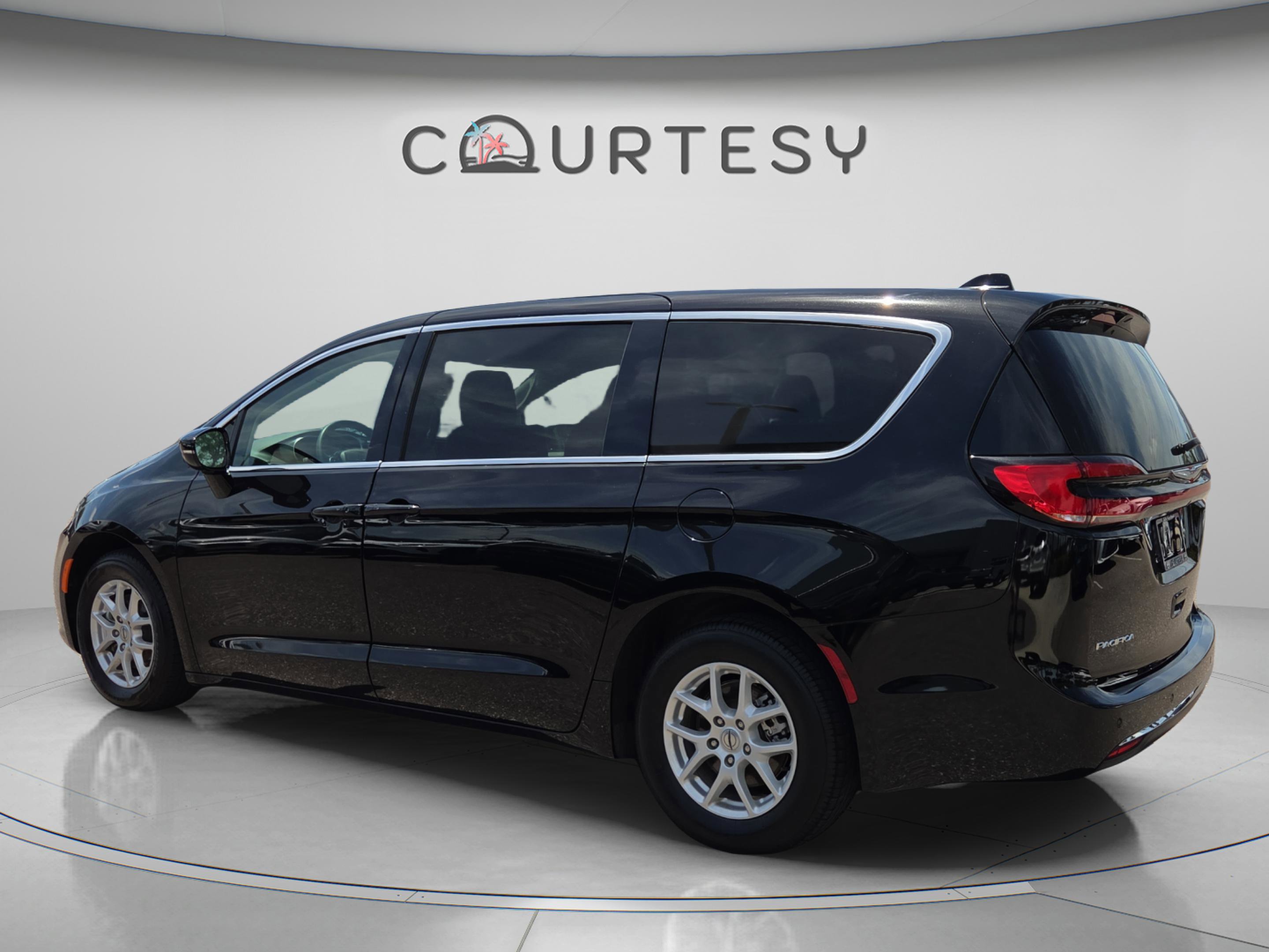 Used 2024 Chrysler Pacifica Touring-L FWD image 3