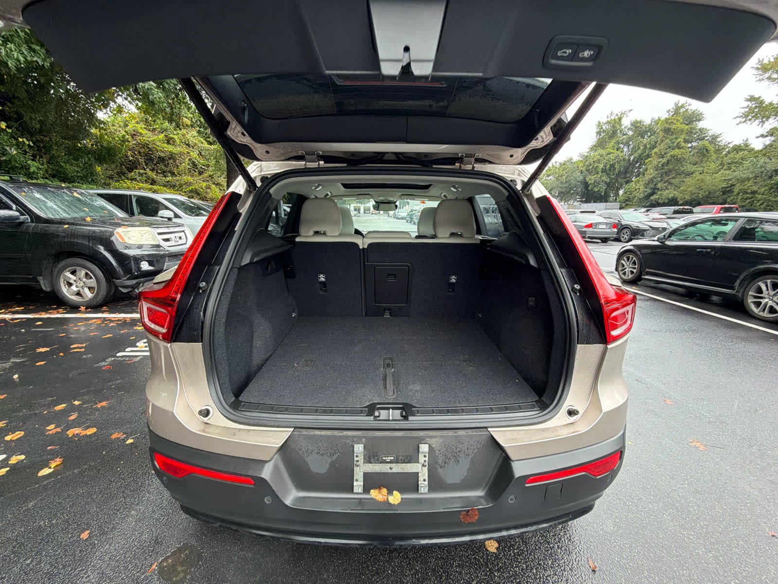 Certified 2024 Volvo XC40 B5 Plus w/ Climate Package AWD/4WD image 22