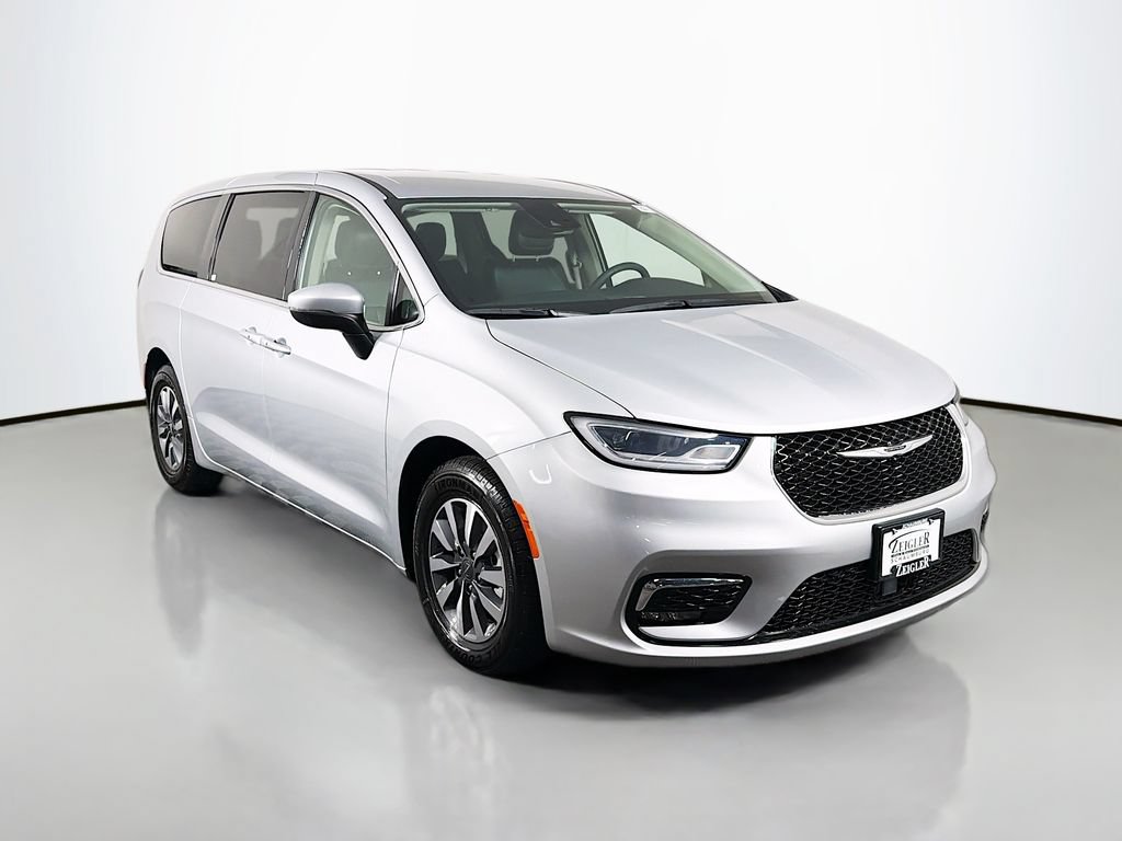 Used 2023 Chrysler Pacifica Touring-L FWD image 1