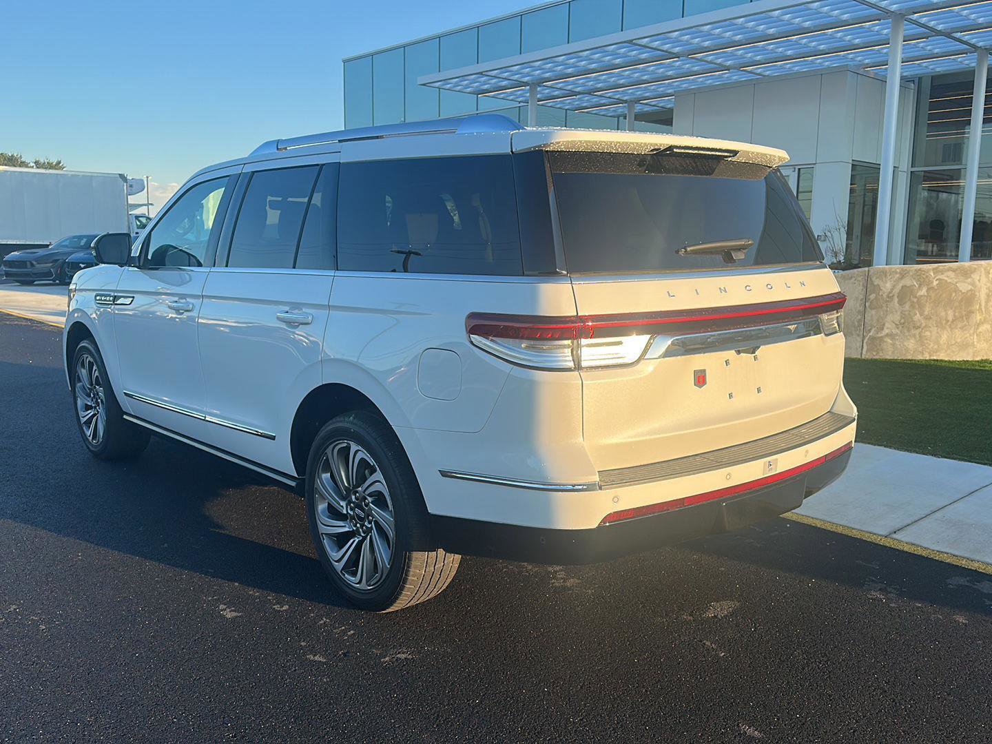 Used 2024 Lincoln Navigator Premiere AWD/4WD image 7