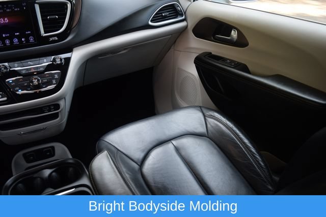 Used 2017 Chrysler Pacifica Touring-L FWD image 14