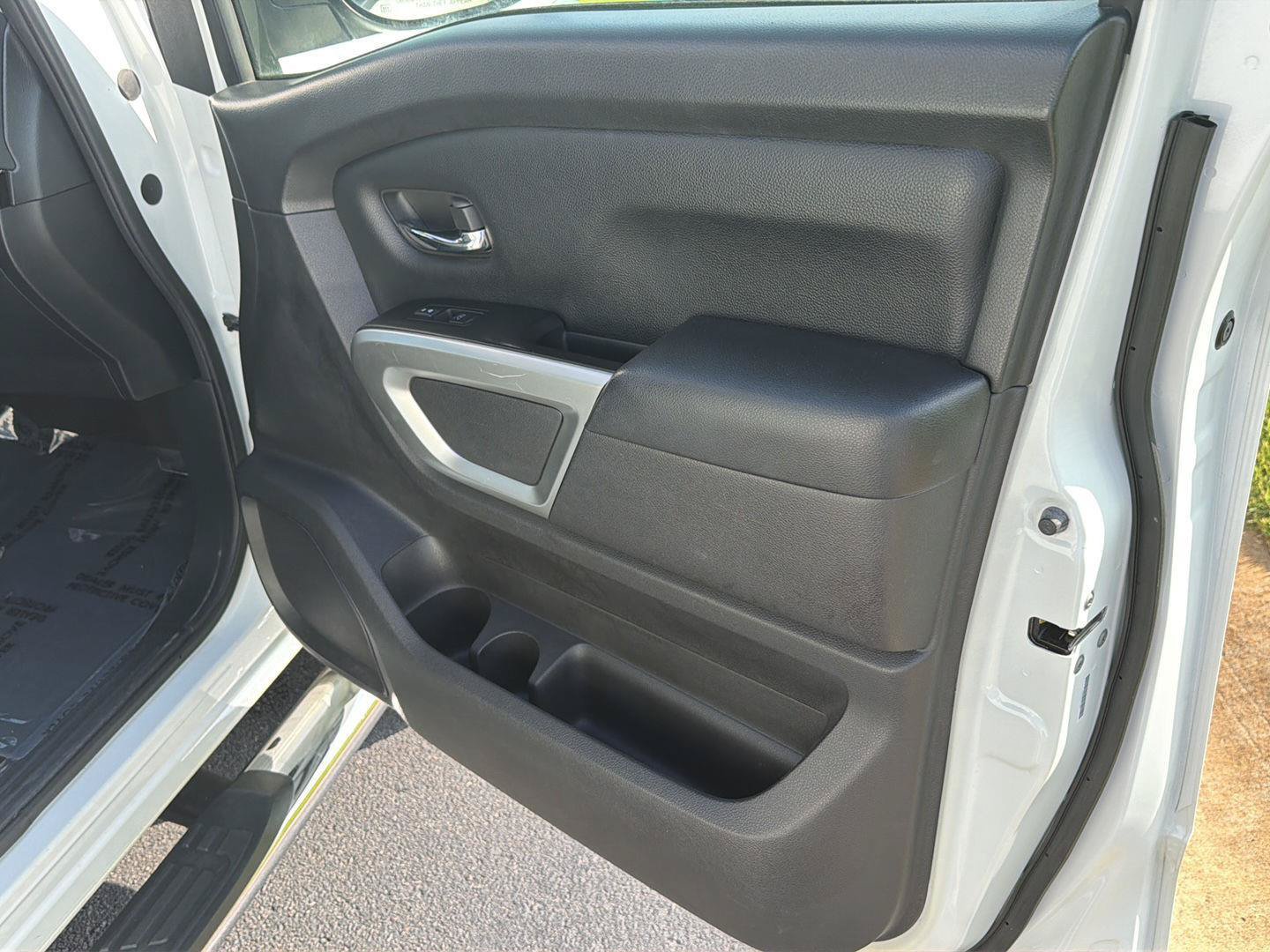 Used 2017 Nissan Titan SV AWD/4WD image 14