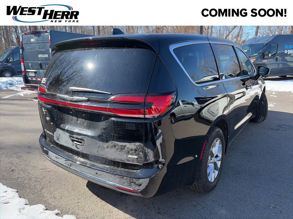 Used 2026 Chrysler Pacifica Select image 2