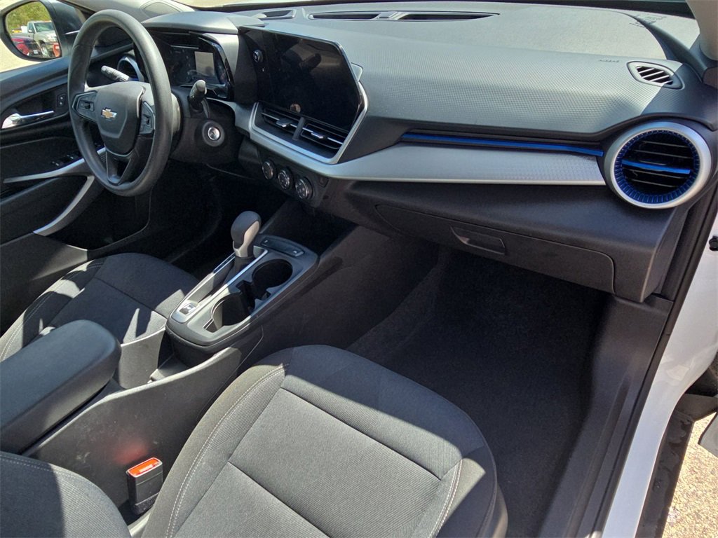 Used 2025 Chevrolet Trax LS image 30