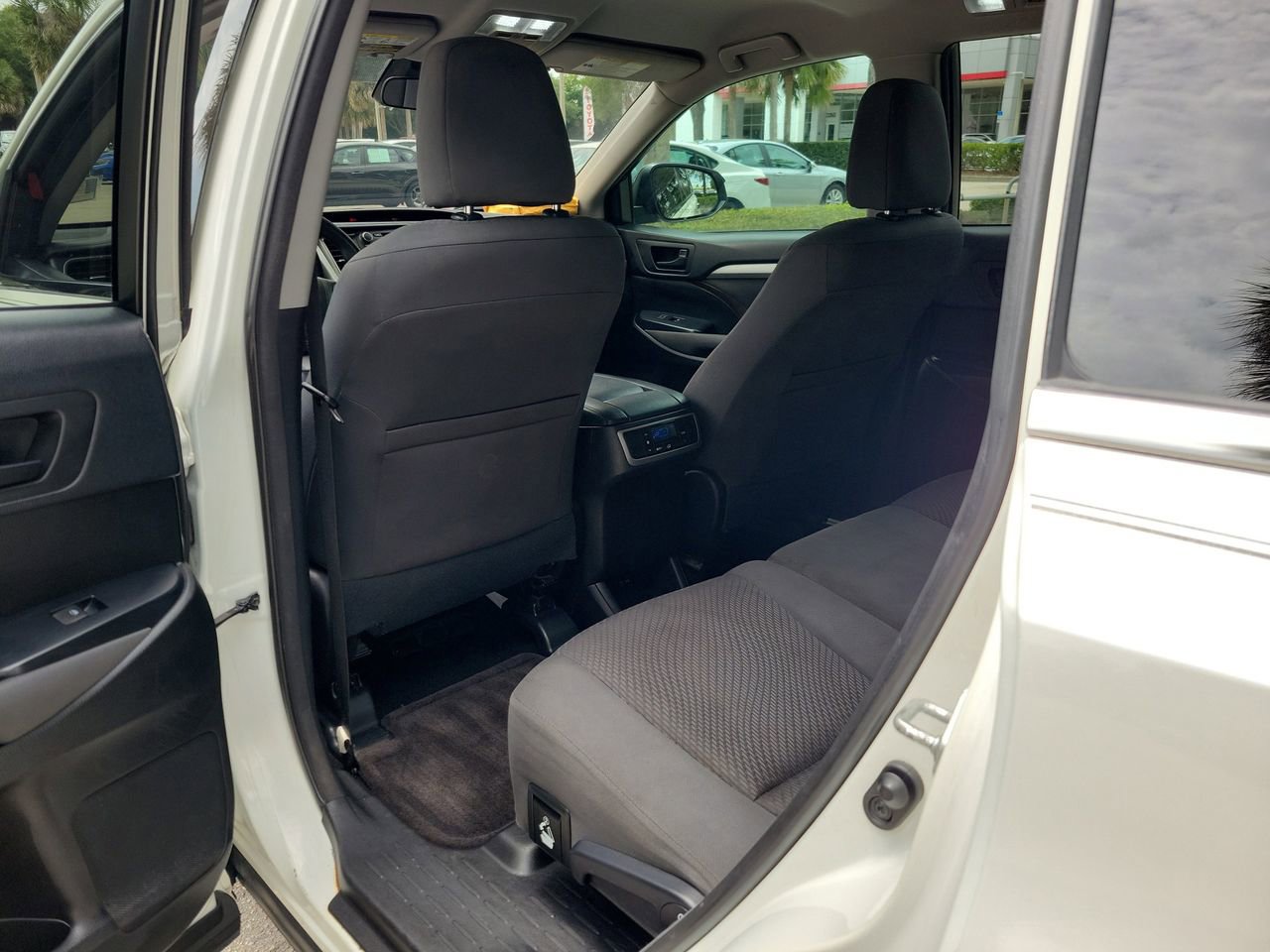 Used 2017 Toyota Highlander LE FWD image 8